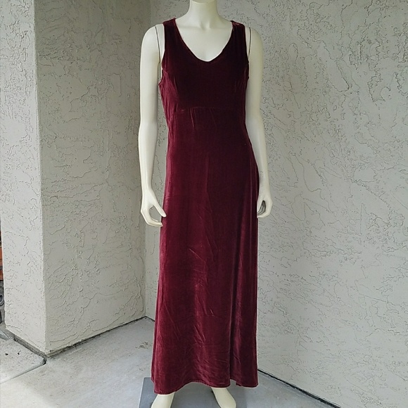 T.T. Mar Dresses & Skirts - 🛍 T.T. Mar Vintage Burgundy Velvet Maxi Dress